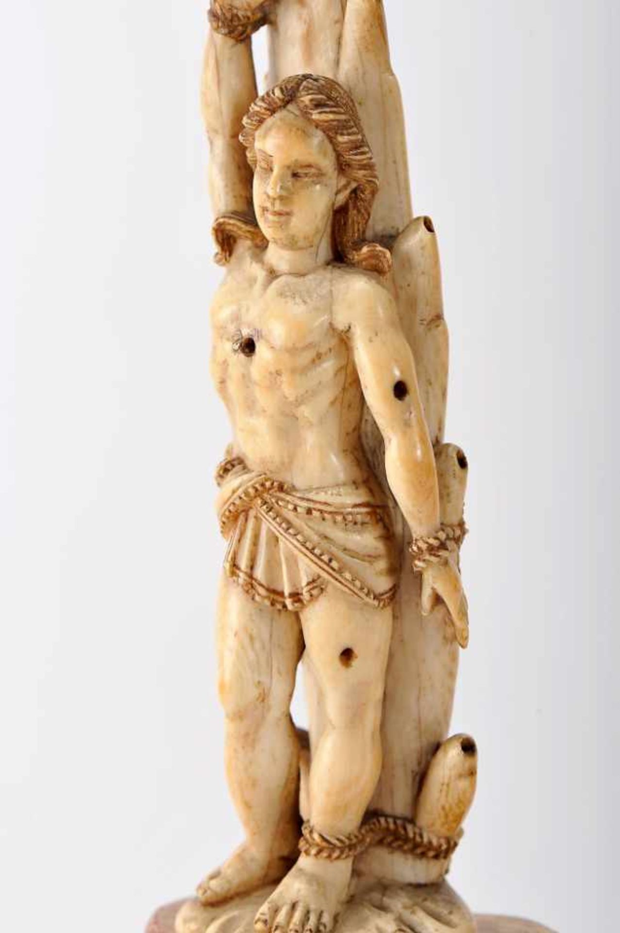 San SebastianSan Sebastian, ivory sculpture, Indo-Portuguese, 17th/18th C., minor fault on the base, - Bild 2 aus 2