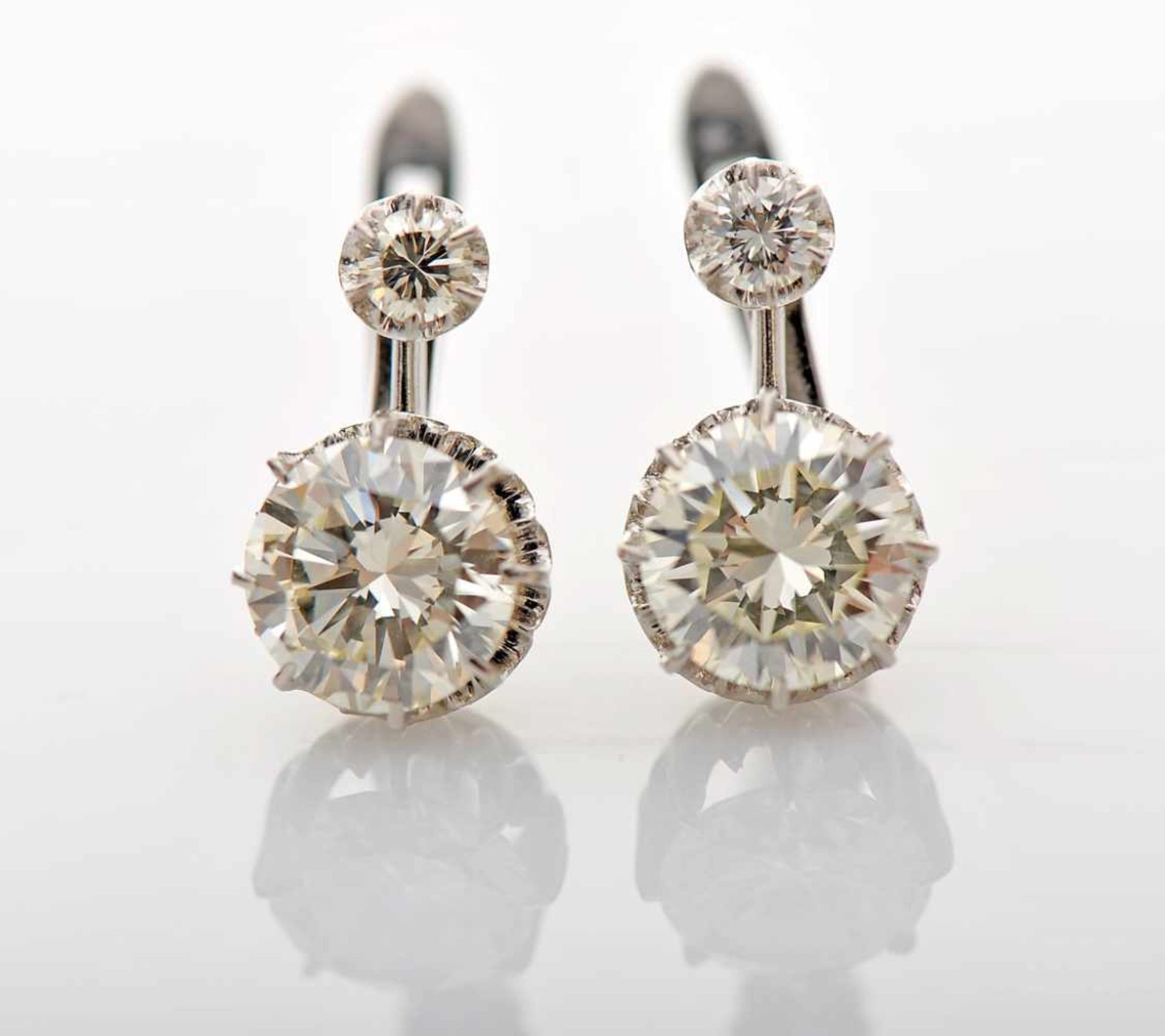 A Pair of EarringsA Pair of Earrings, 500/1000 platinum, set with 2 brilliant cut diamonds with an