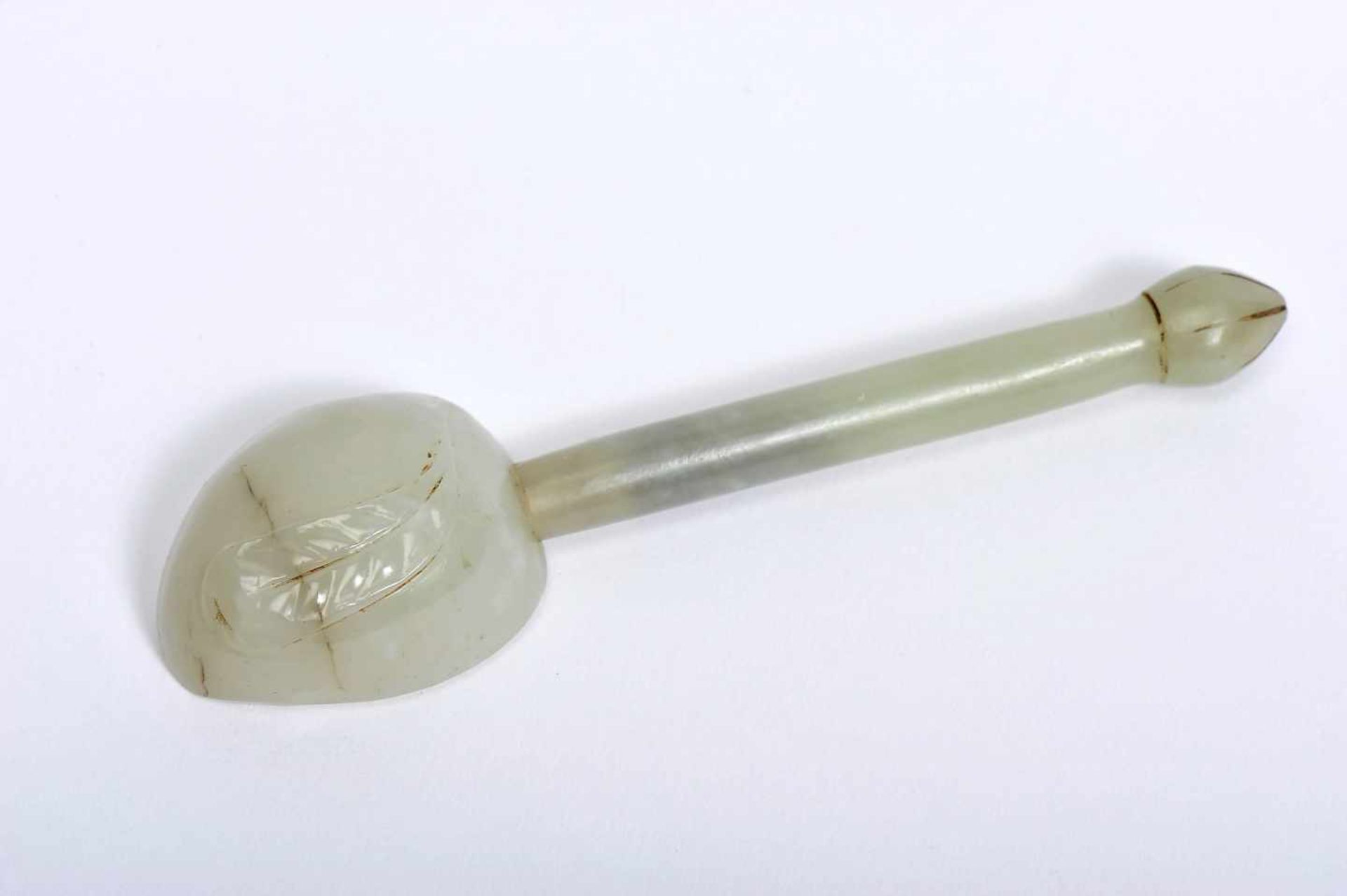 A SpoonA Spoon, carved jade nephrite, back en relief "Leaf", ruby set with gold, Mughal Empire, - Bild 3 aus 4