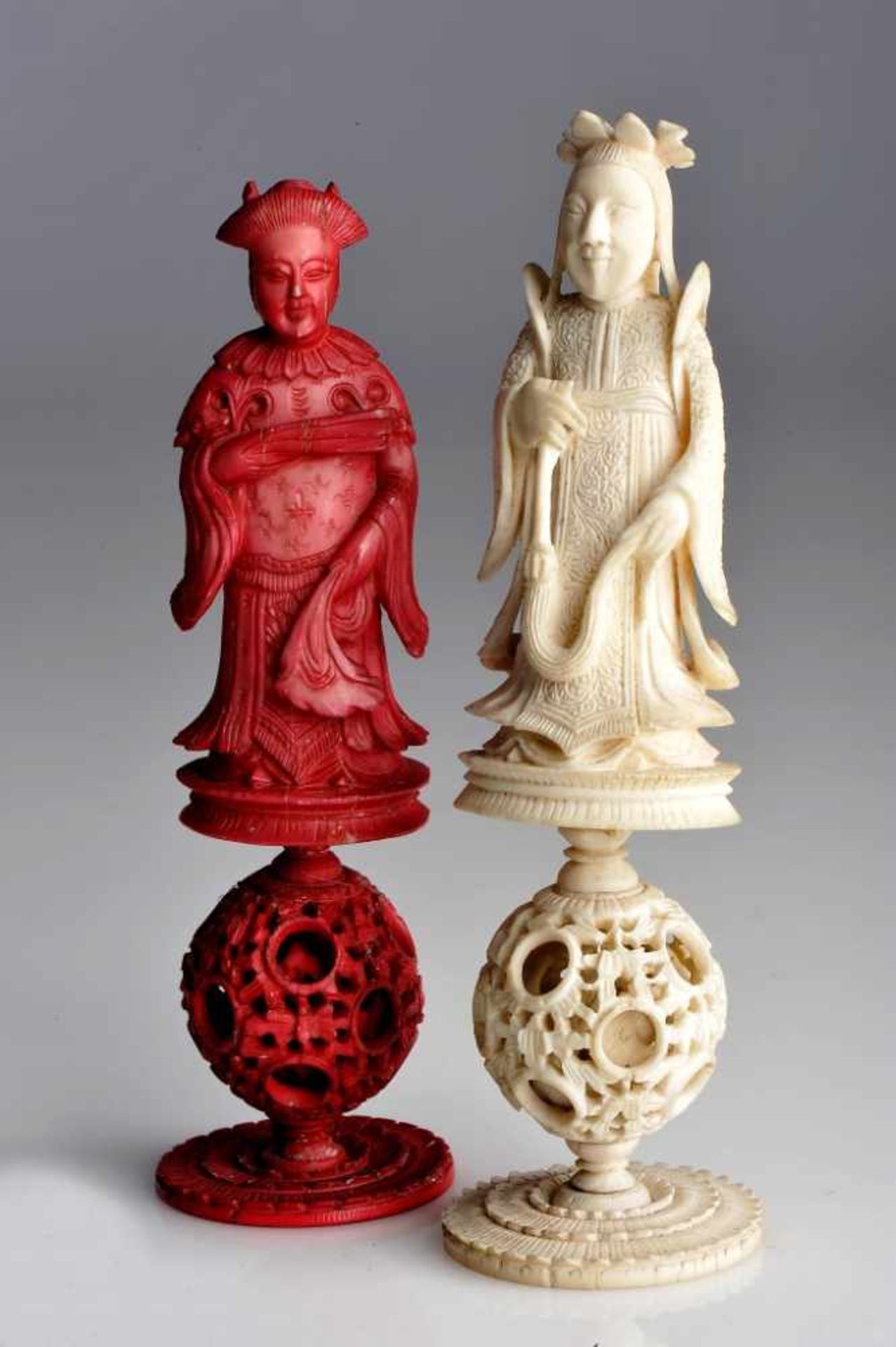 Chess PiecesChess Pieces, carved ivory with all the pieces based on "Ball of happiness", one of - Bild 3 aus 5