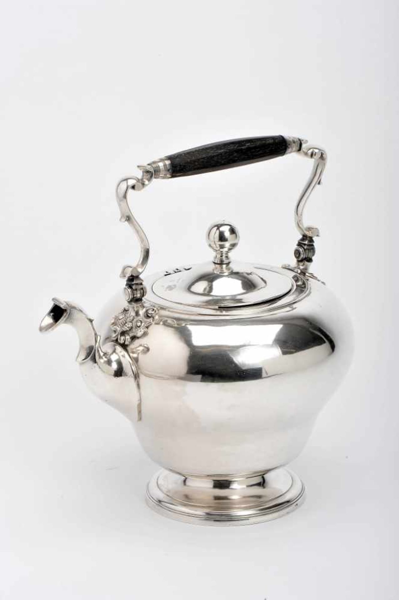 A Large TeapotA Large Teapot, D. Maria I, Queen of Portugal style, 833/1000 silver, handle starts en