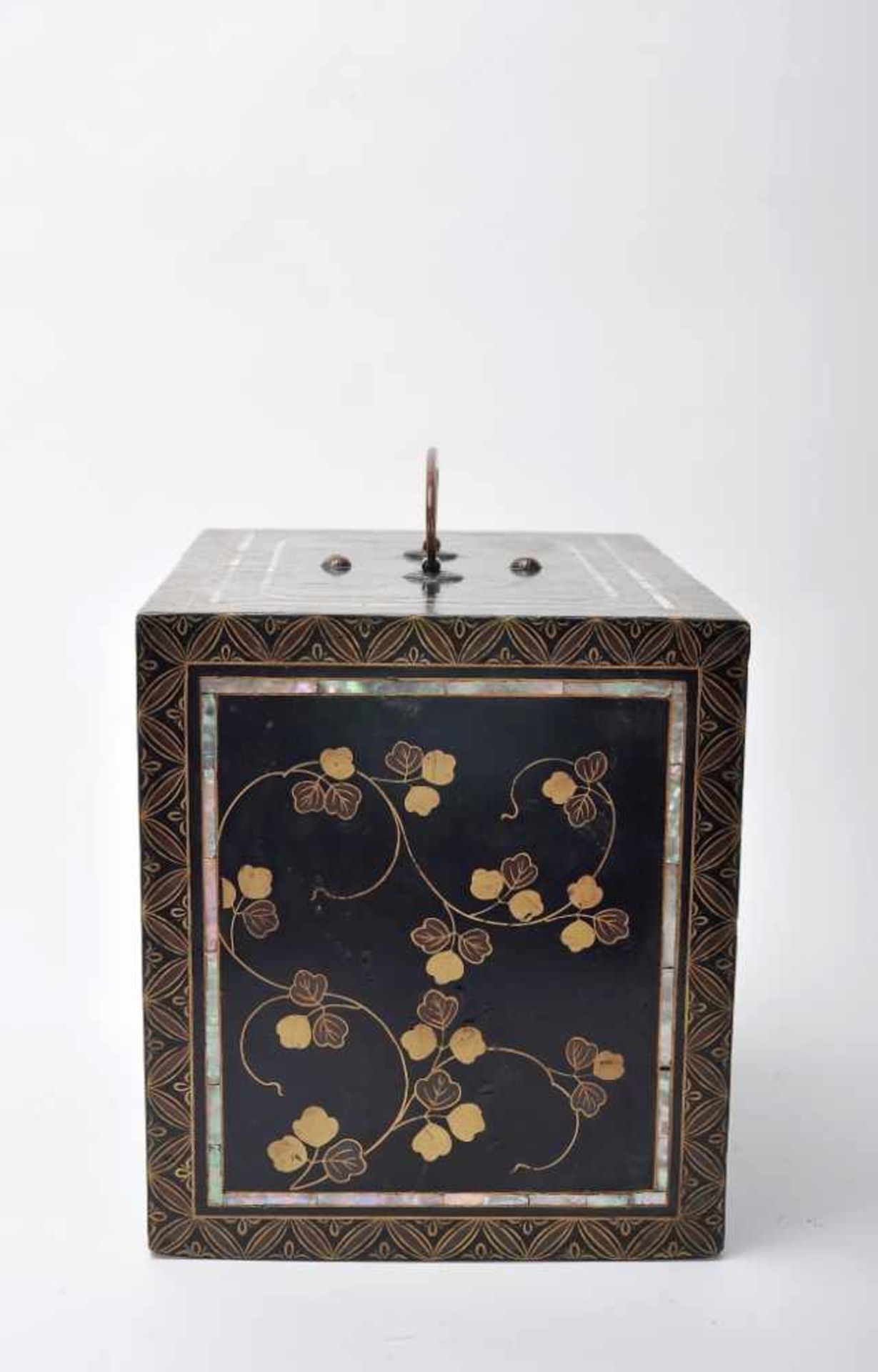 A Small VentóA Small Ventó, Namban Art, wood, full black lacquer coating, gold decoration and - Bild 3 aus 7