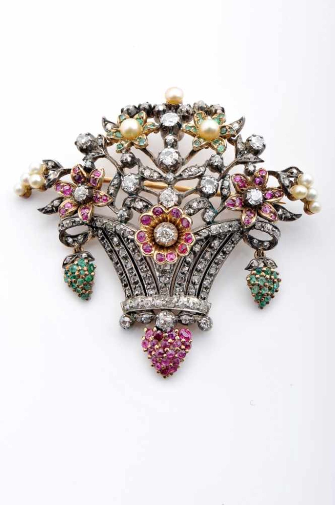 A BroochA Brooch, 800/1000 gold and 833/1000 silver, set with natural pearls (2.2mm ~ 3.4mm) (not - Image 2 of 2