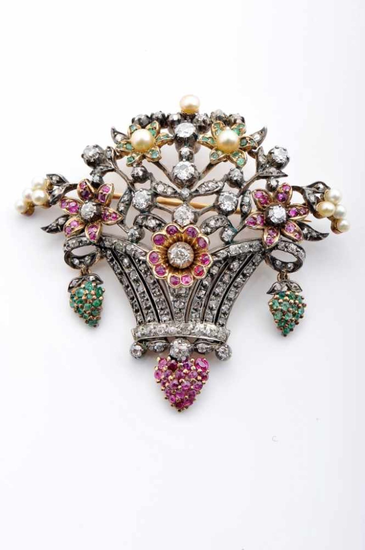 A BroochA Brooch, 800/1000 gold and 833/1000 silver, set with natural pearls (2.2mm ~ 3.4mm) (not - Bild 2 aus 2