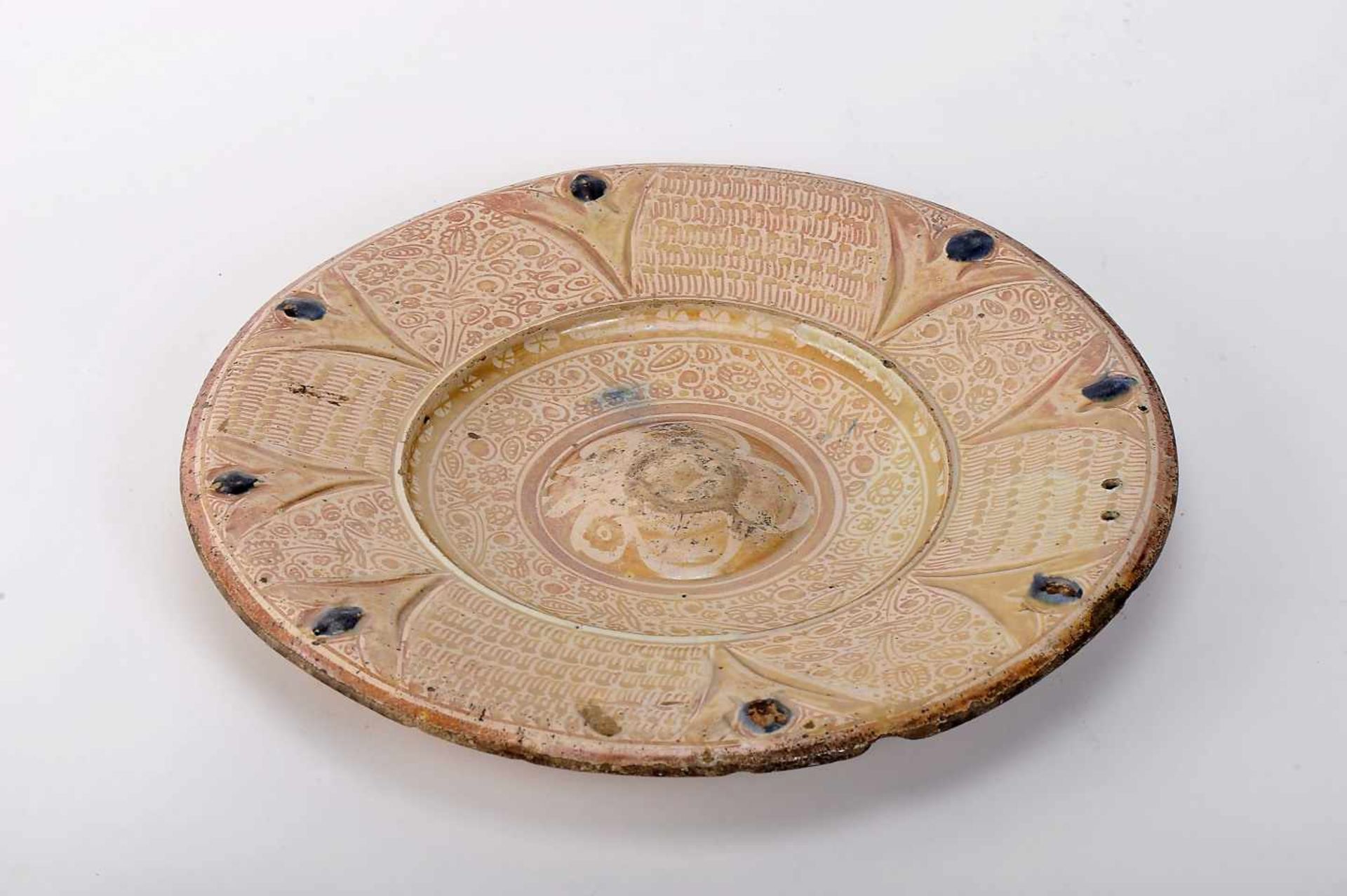 A Large Plate with Raised CentreA Large Plate with Raised Centre, faience, copper and blue - Bild 2 aus 3