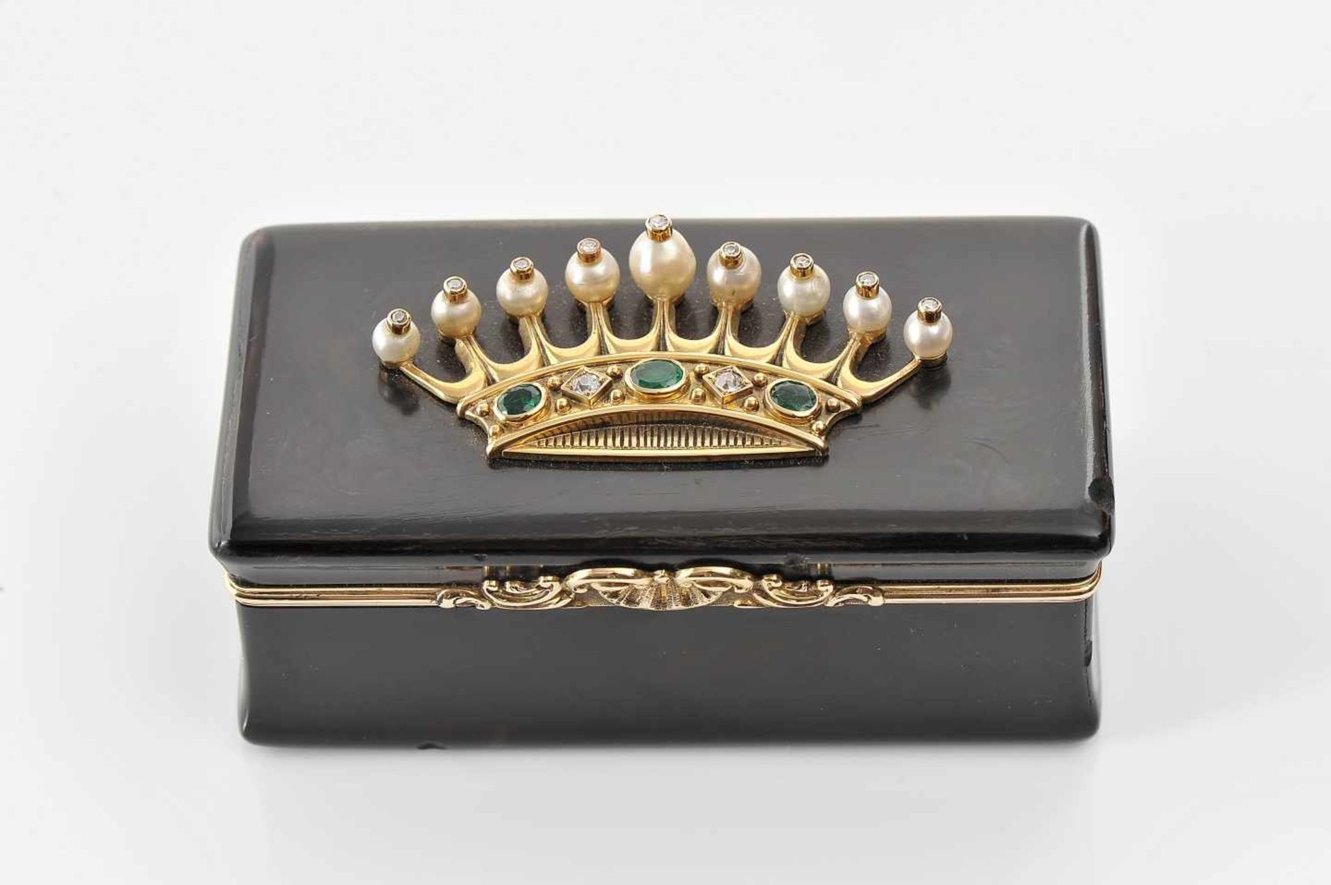 A SnuffboxA Snuffbox, tortoishell coated gold, cover with gold application "Count coronet", set with - Image 2 of 3