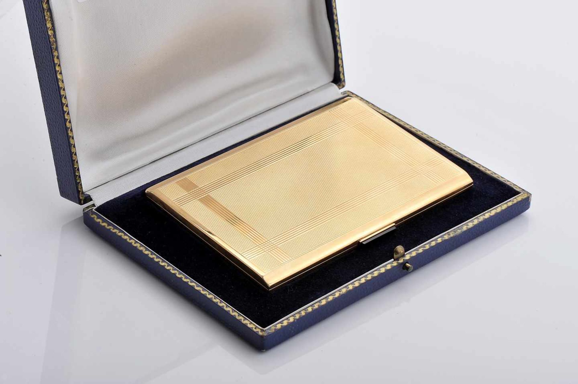 A Cigarette CaseA Cigarette Case, 800/1000 gold, onyx clasp, Portuguese, with case, Oporto mark ( - Bild 4 aus 4