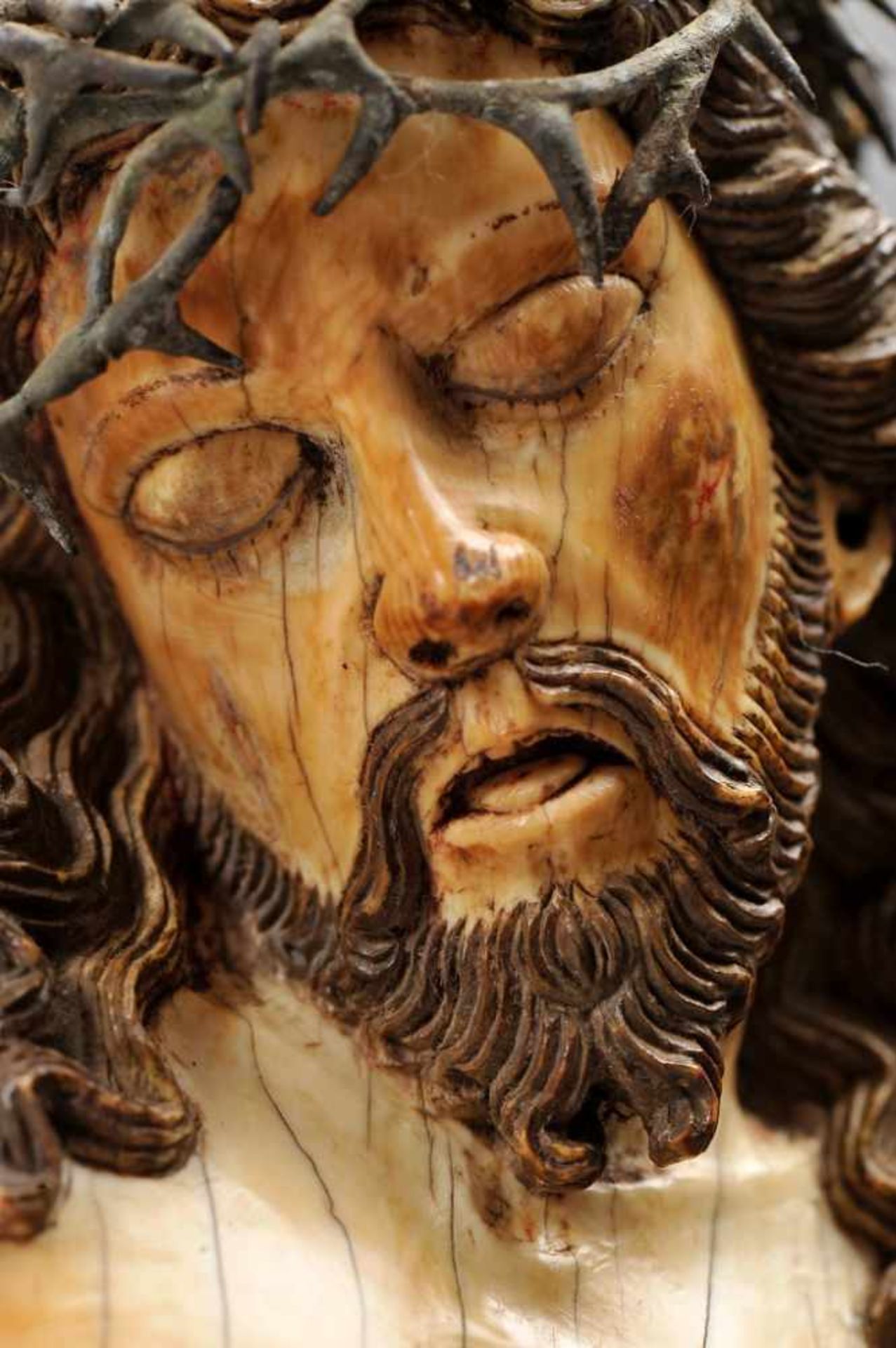 Crucified ChristCrucified Christ, ivory sculpture with traces of polychrome, Brazilian rosewood - Image 3 of 3