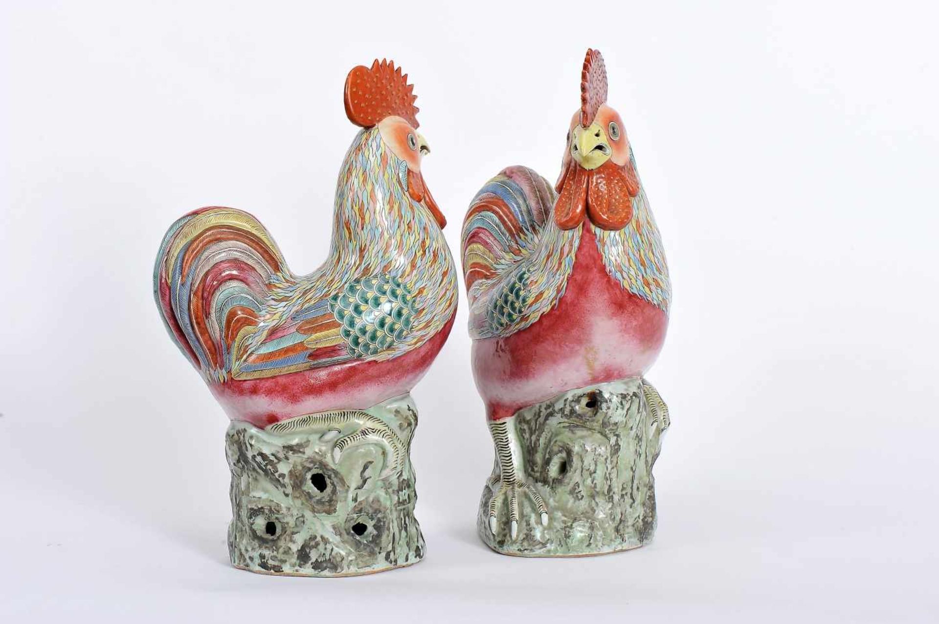 Cockerls, a pair of Chinese export porcelain sculptures, polychrome decoration, Qianlong - Image 2 of 7