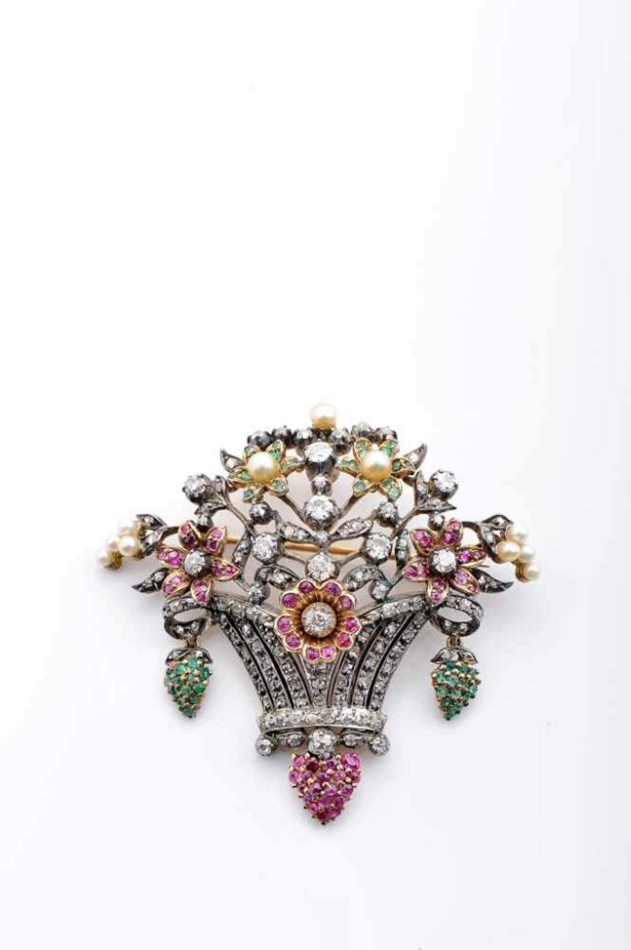 A BroochA Brooch, 800/1000 gold and 833/1000 silver, set with natural pearls (2.2mm ~ 3.4mm) (not