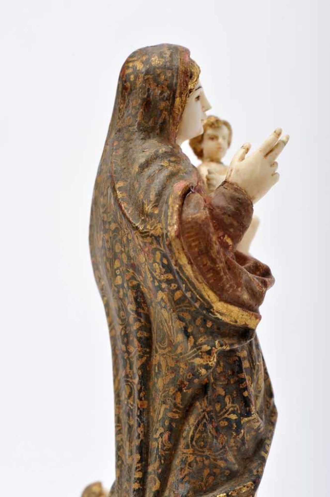 Our Lady with The Child JesusOur Lady with The Child Jesus, polychrome and gilt wood sculpture, - Bild 3 aus 3