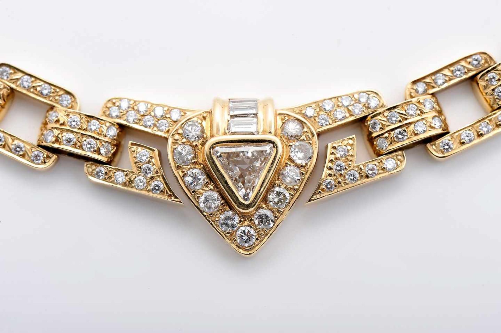 A NecklaceA Necklace, 585/1000 gold, set with 1 triangle cut diamond with an approximate weight of - Bild 2 aus 3