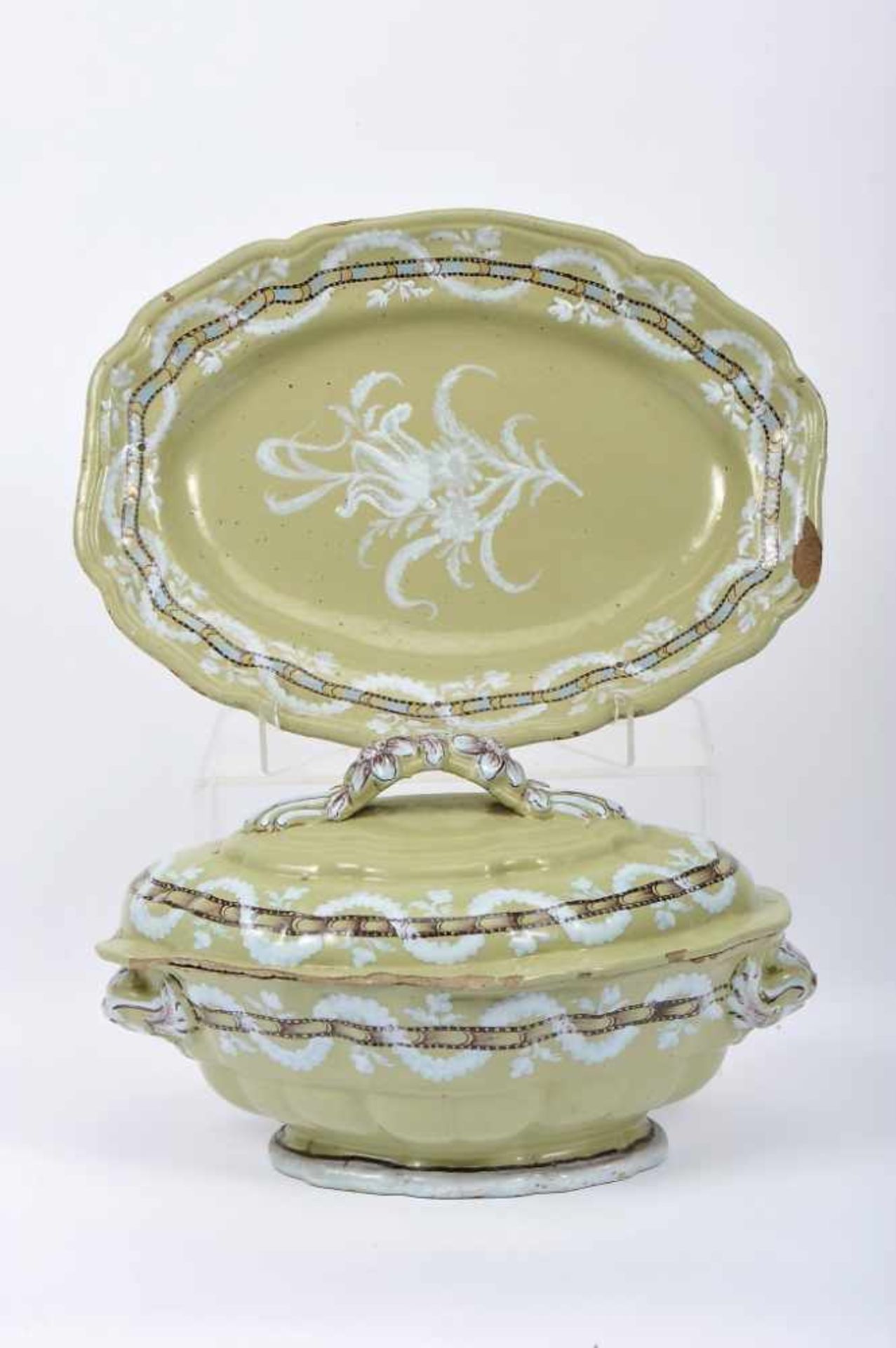 A Tureen with StandA Tureen with Stand, rocaille, faience probably from the Miragaia Factory, - Bild 2 aus 3