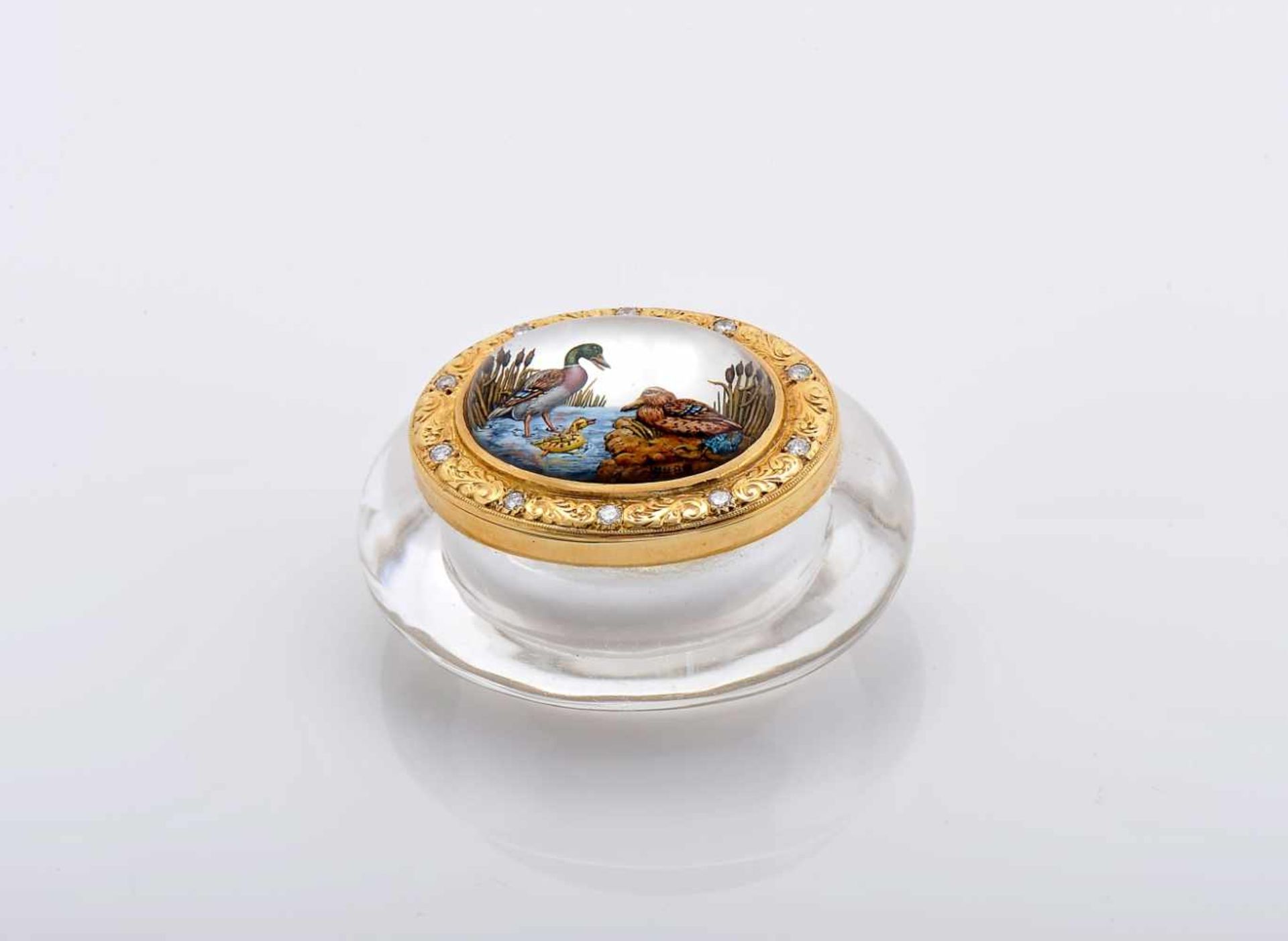 An Oval BoxAn Oval Box, rock crystal, 750/1000 gold ring and cover, application of painted rock - Image 4 of 4