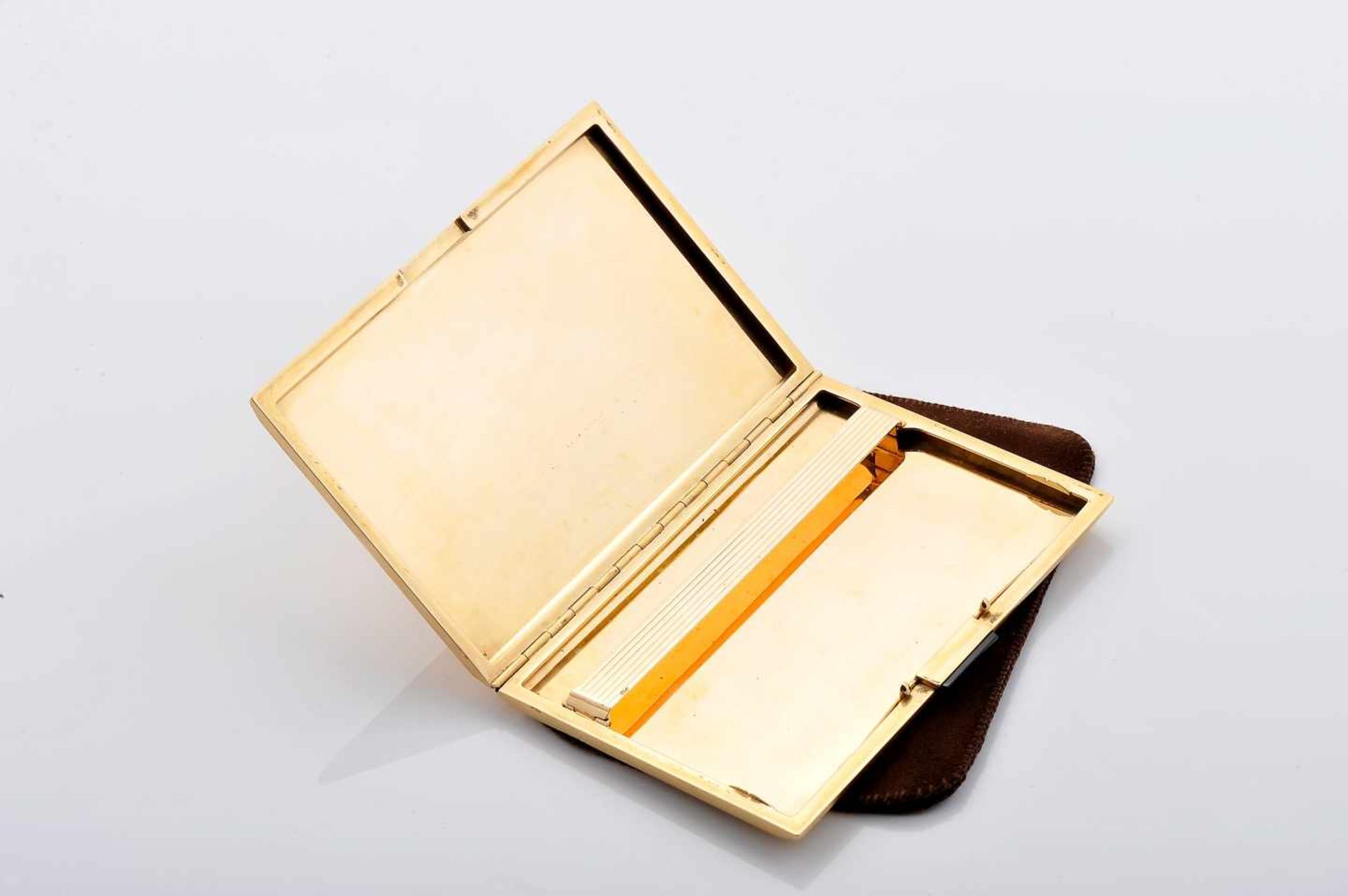 A Cigarette CaseA Cigarette Case, 800/1000 gold, onyx clasp, Portuguese, with case, Oporto mark ( - Bild 2 aus 4