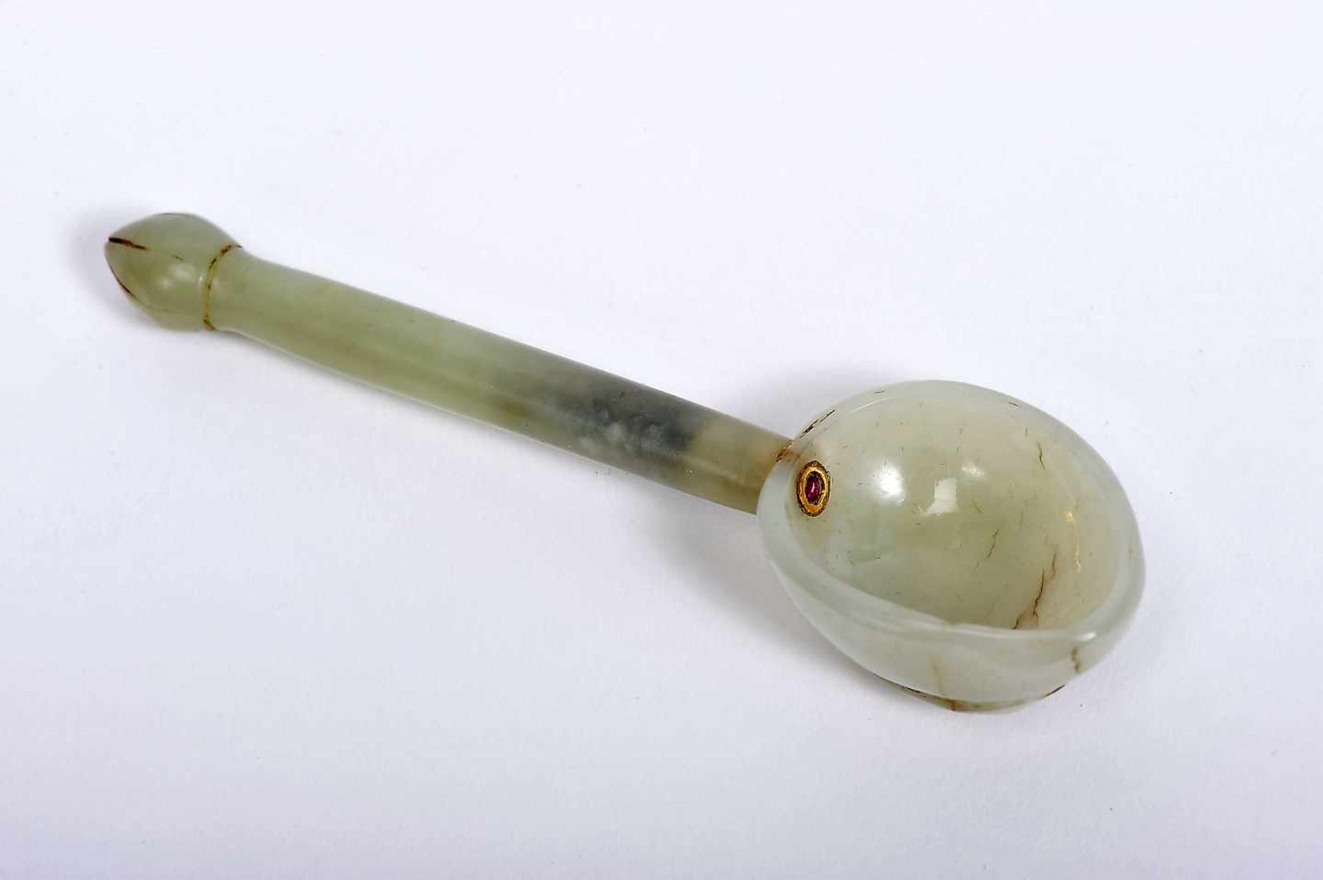 A SpoonA Spoon, carved jade nephrite, back en relief "Leaf", ruby set with gold, Mughal Empire,