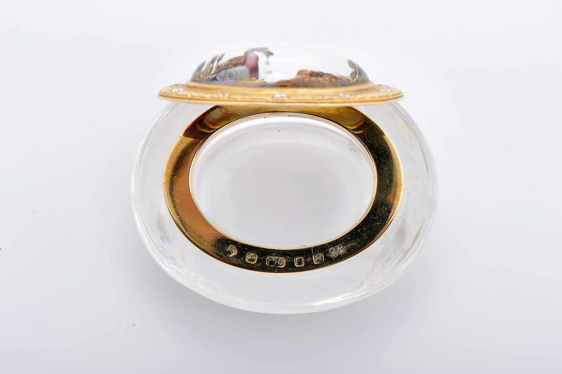 An Oval BoxAn Oval Box, rock crystal, 750/1000 gold ring and cover, application of painted rock - Image 2 of 4