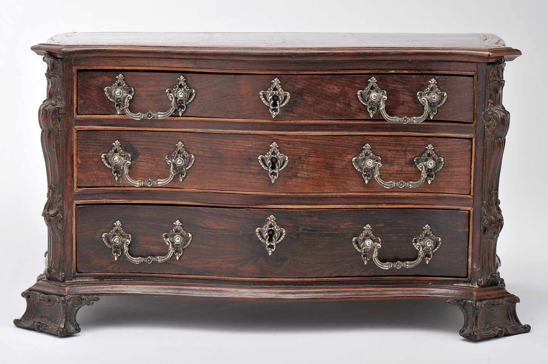 A Small CommodeA Small Commode, D. José I, King of Portugal (1750-1777), Brazilian rosewood with - Bild 2 aus 2