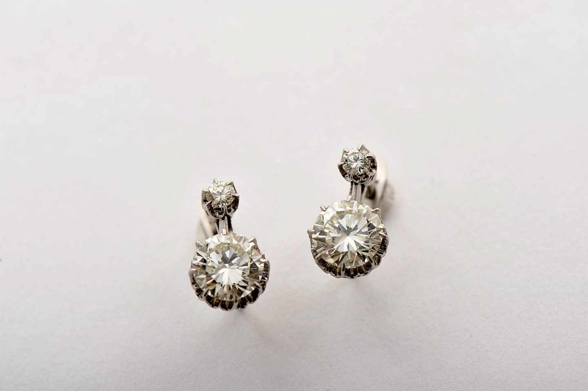 A Pair of EarringsA Pair of Earrings, 500/1000 platinum, set with 2 brilliant cut diamonds with an - Bild 2 aus 3