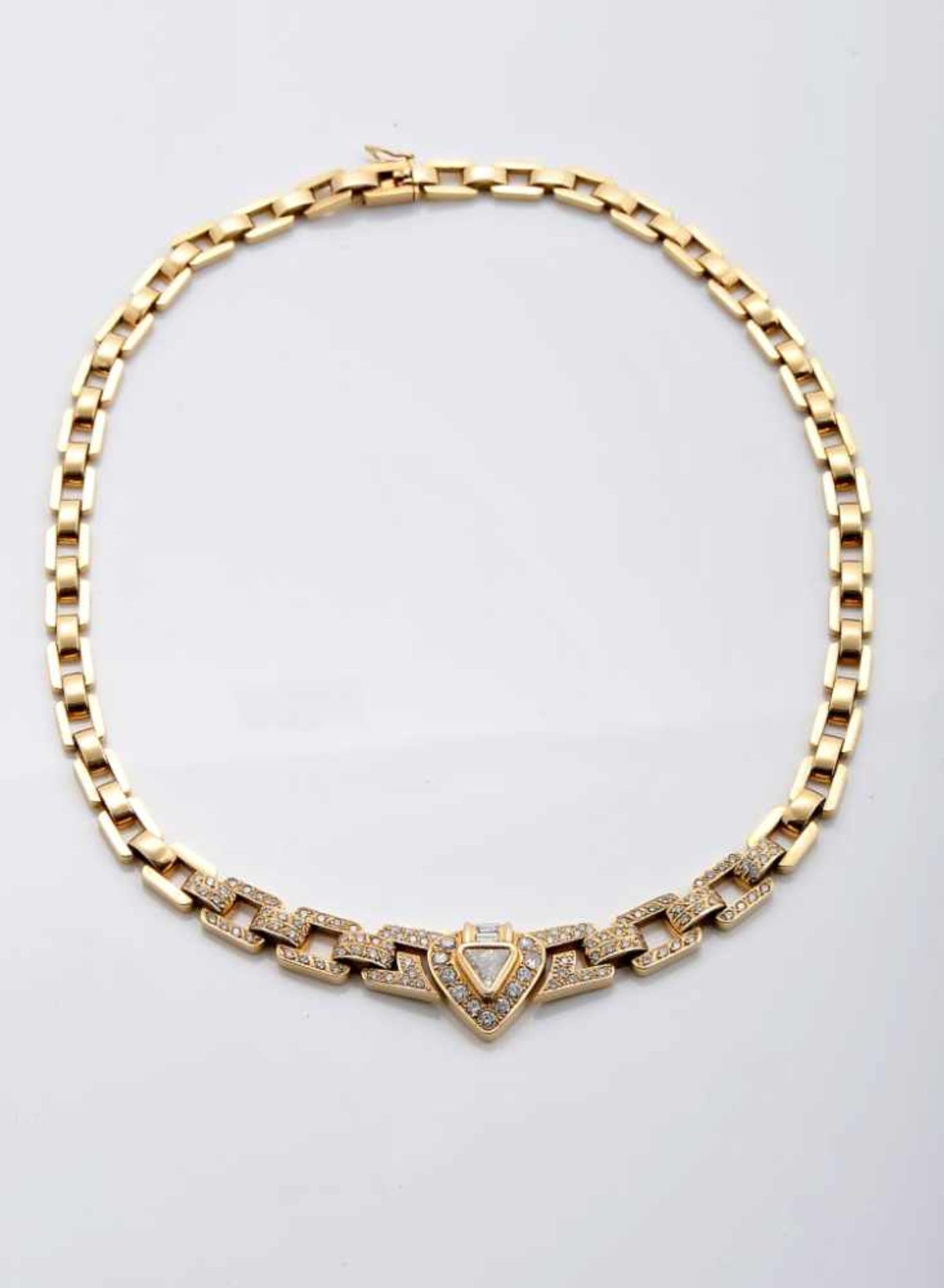 A NecklaceA Necklace, 585/1000 gold, set with 1 triangle cut diamond with an approximate weight of - Bild 3 aus 3
