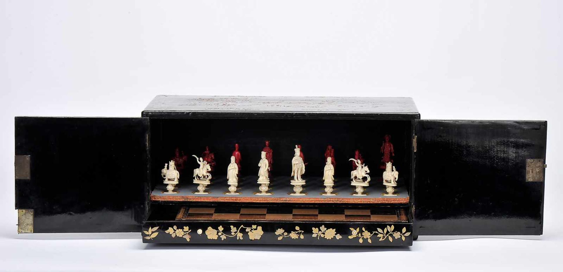 Chess pieces with case and board - Image 2 of 13