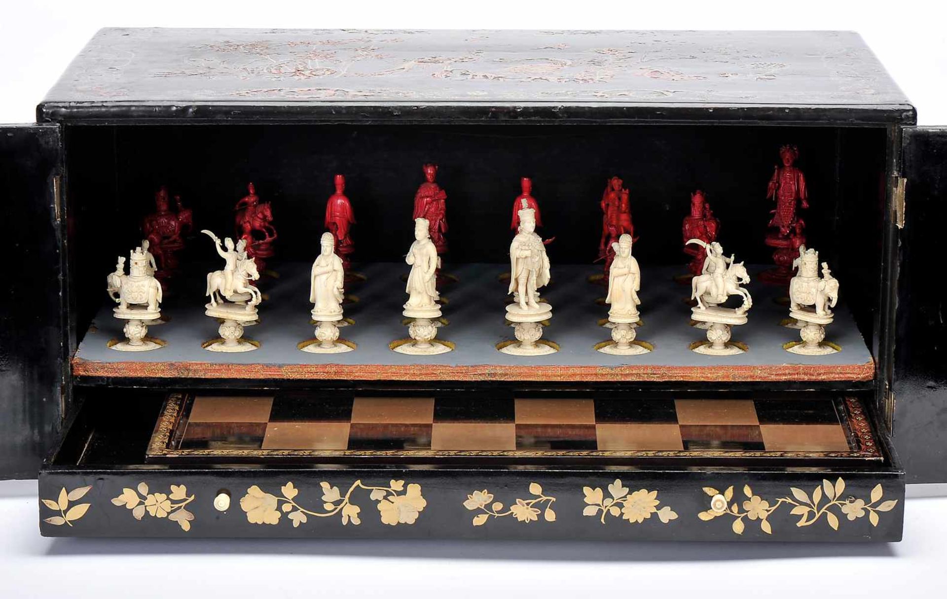 Chess pieces with case and board - Image 3 of 13