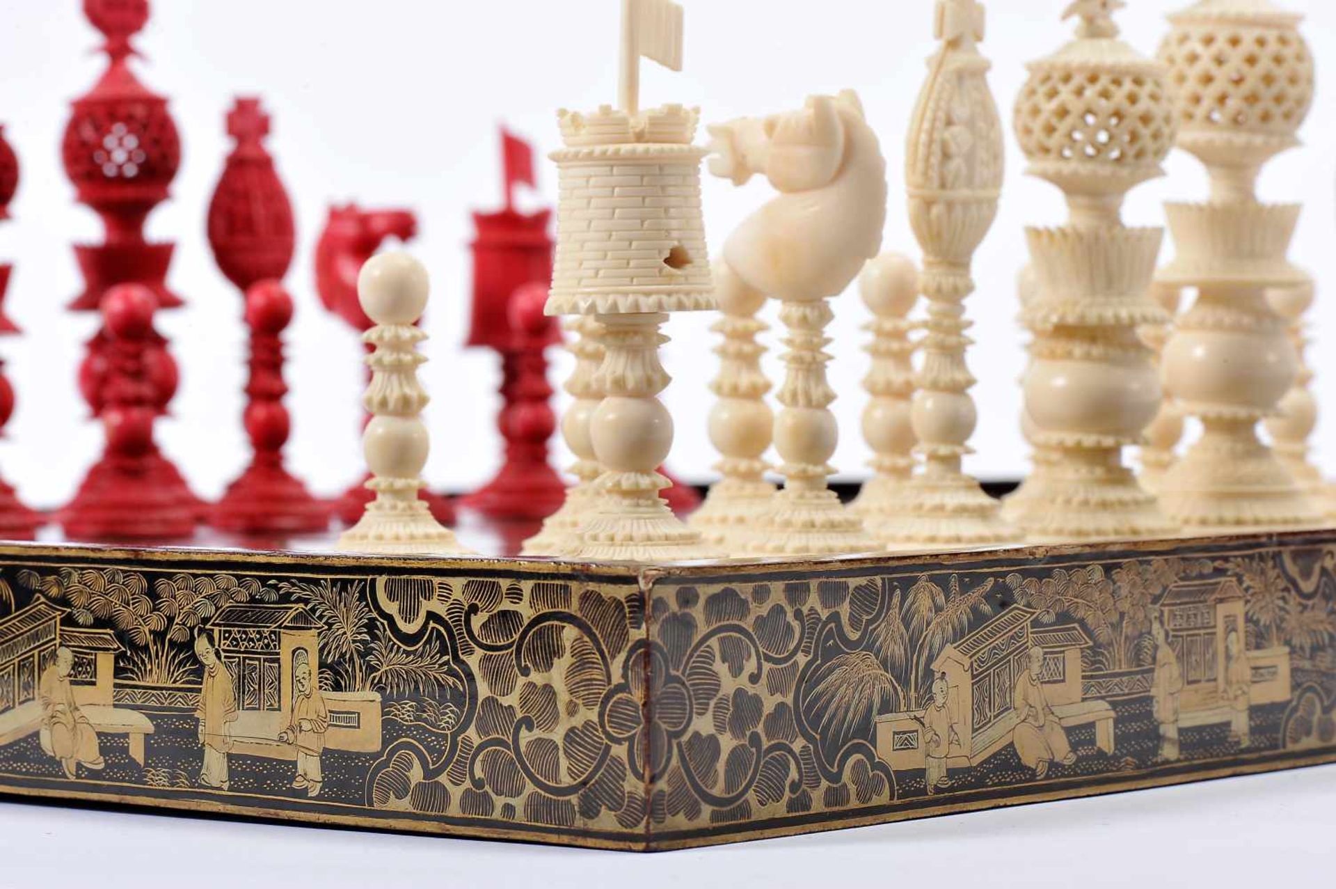 Chess pieces and case / board - Image 5 of 6