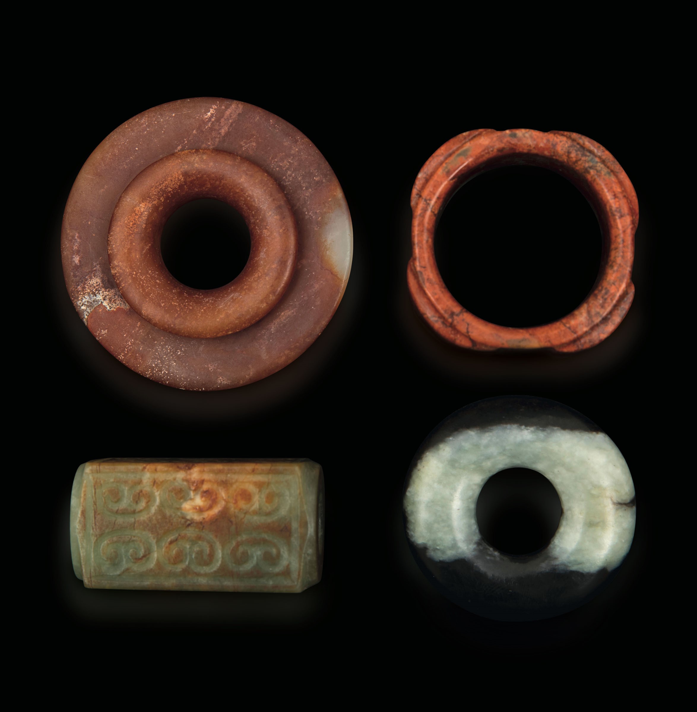 Two Cong vases and two jade disks, China - Song Dynasty (960-1279). Cong vases: 2.5cm [...]