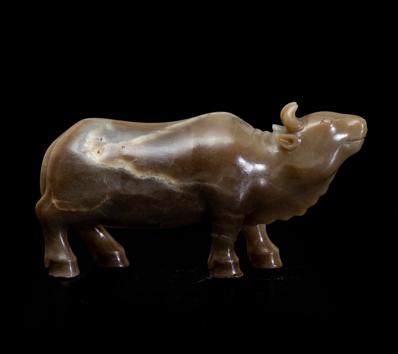 A Celadon jade and russet ox, China, Qing Dynasty - 18th-19th century. 10x20cm - - Image 3 of 3