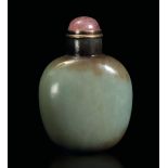 A snuff bottle, China, Qing Dynasty - 19th century. Jade and russet. H 8.5cm -