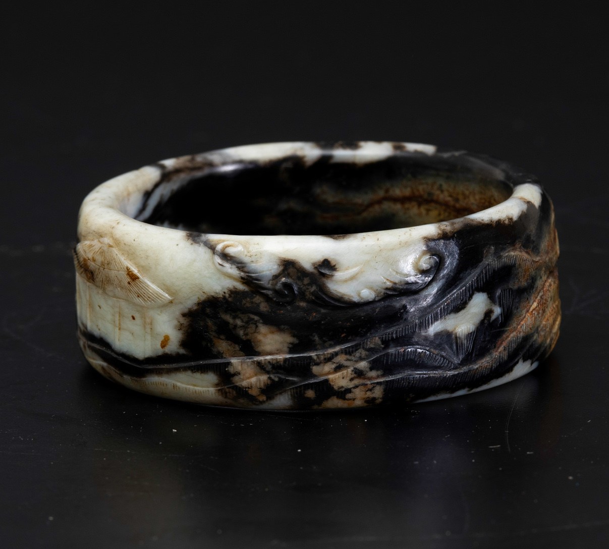 A jade and russet bracelet, China, Qing Dynasty - Qianlong period (1736-1796). Diam 8cm - - Image 2 of 4