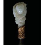 A carved jade figure, China, Qing Dynasty, 1800s - H 9cm -