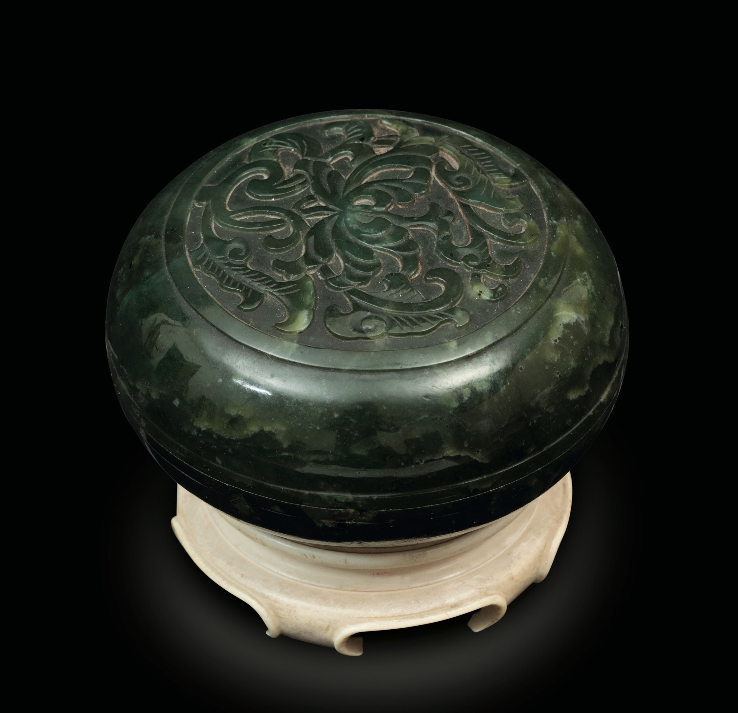 A jade box, China, Qing Dynasty - Qianlong period (1736-1796). 4.5x7.5cm -