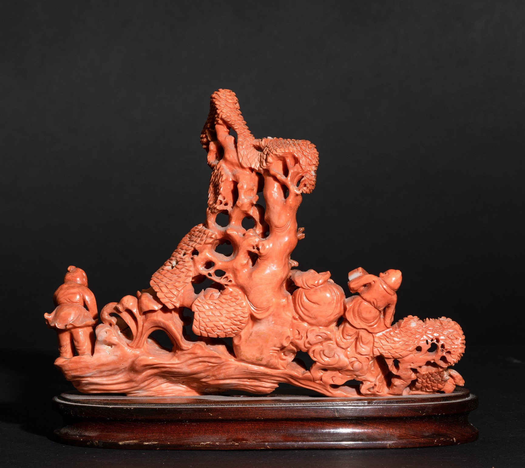 A carved coral group, China, early 1900s - Gross weight 854gr, 18.5x21cm - - Image 4 of 5