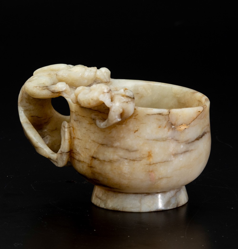 A carved jade cup, China, Ming Dynasty - 17th century. 8x9.5cm - - Image 3 of 5