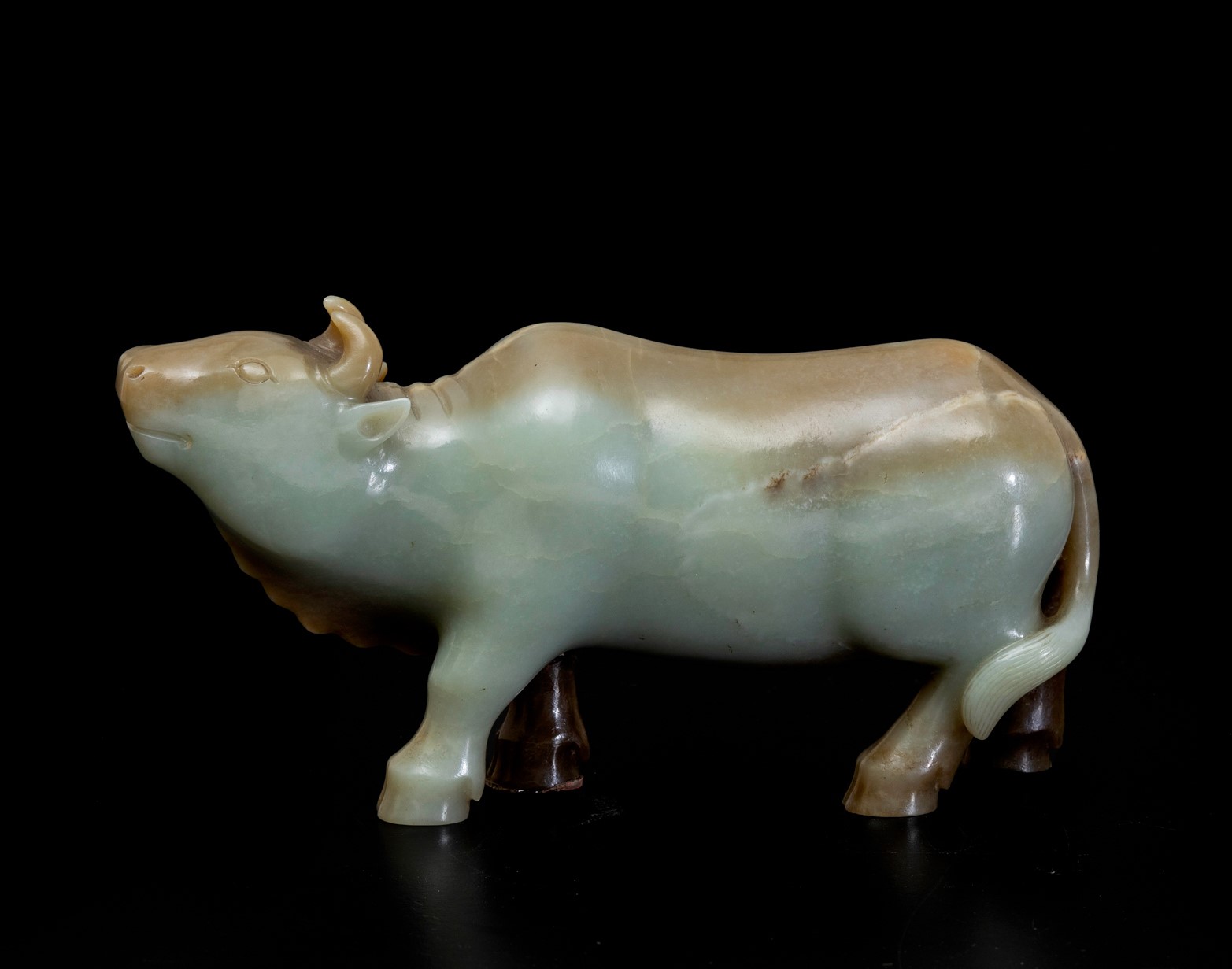 A Celadon jade and russet ox, China, Qing Dynasty - 18th-19th century. 10x20cm - - Image 2 of 3