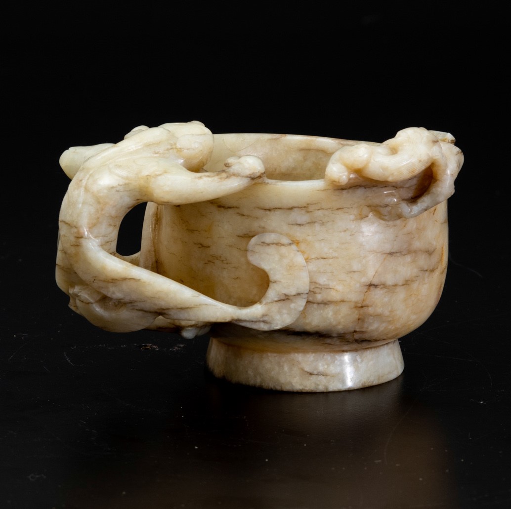 A carved jade cup, China, Ming Dynasty - 17th century. 8x9.5cm - - Image 4 of 5