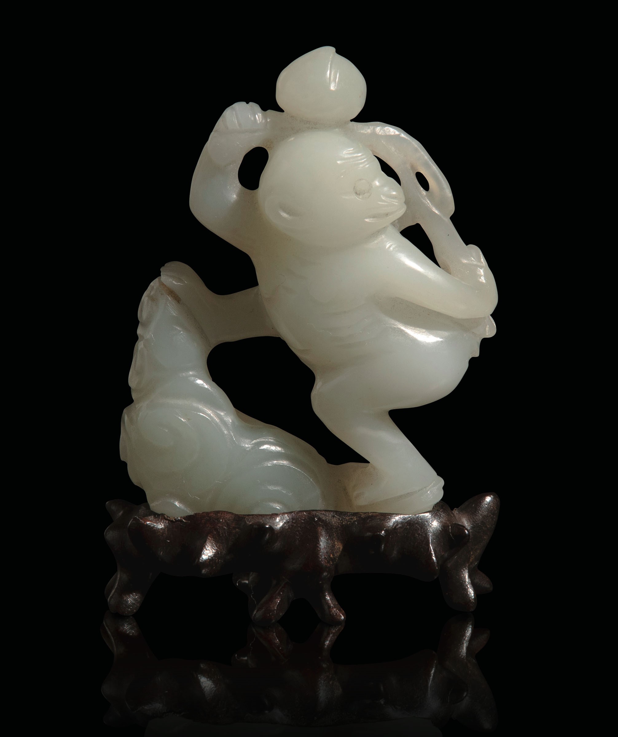 A white jade group, China, Qing Dynasty, 1800s - H 7cm -