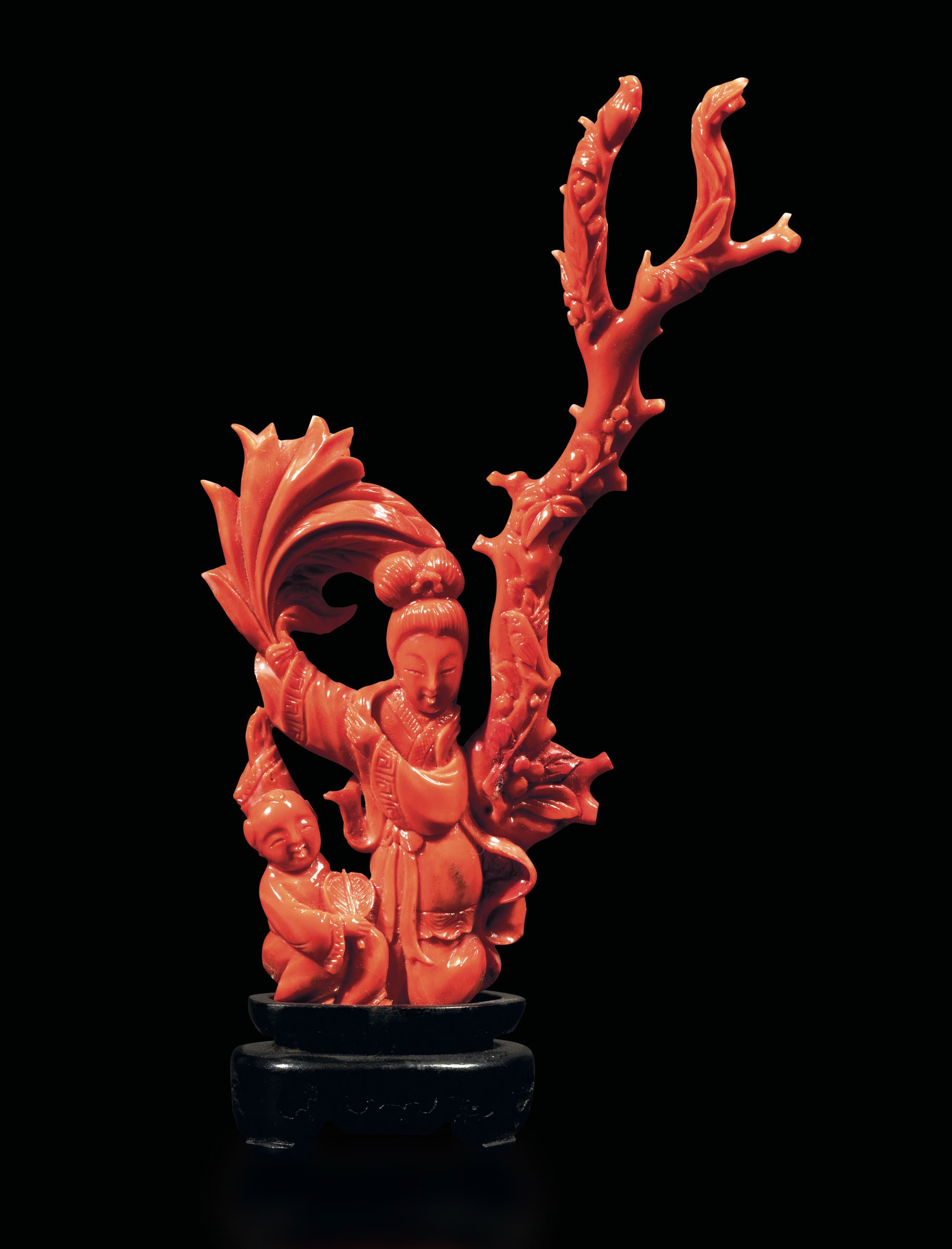 A carved red coral group, China, early 1900s - Gross weight 107gr, H 15cm -