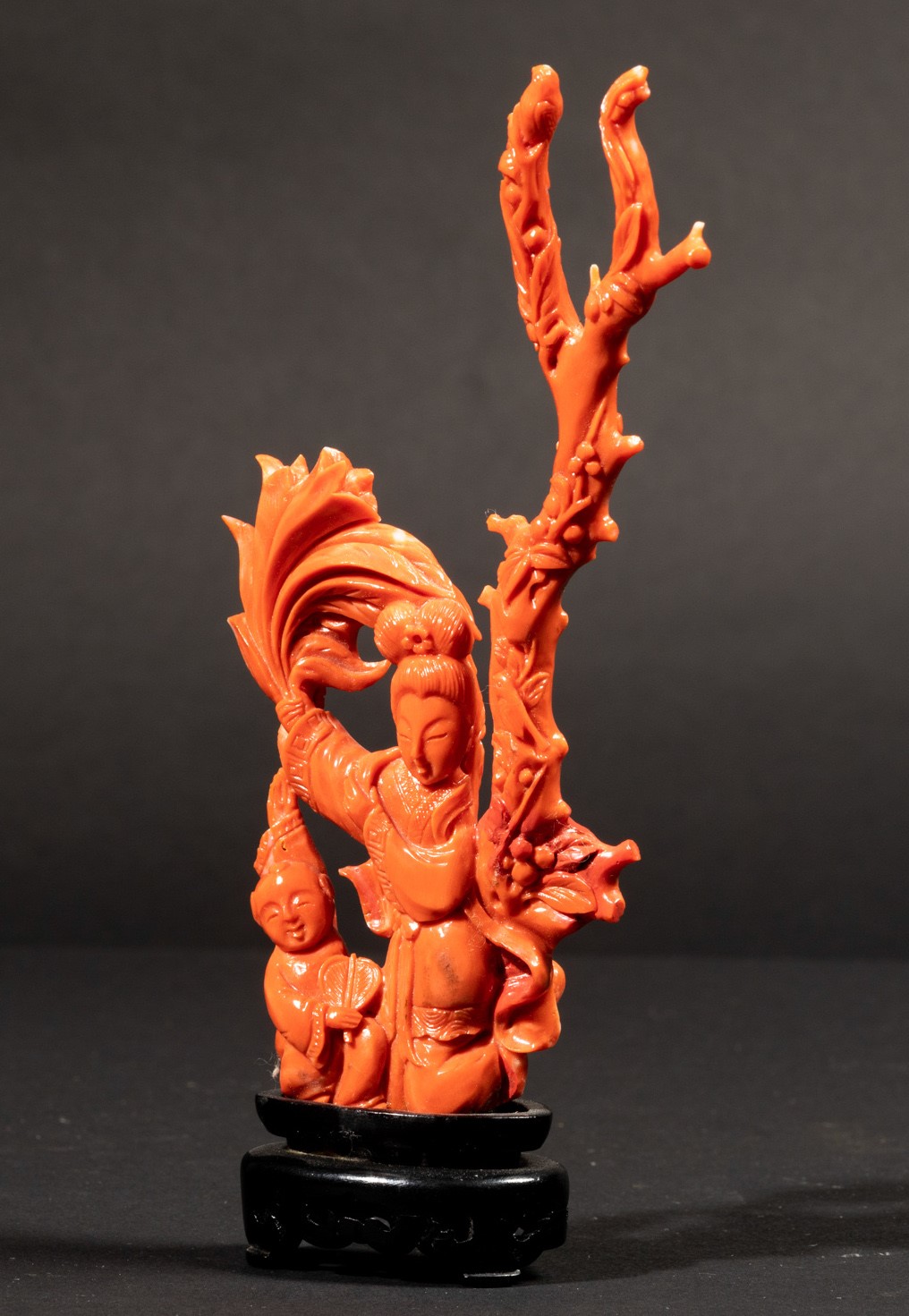 A carved red coral group, China, early 1900s - Gross weight 107gr, H 15cm - - Image 2 of 4