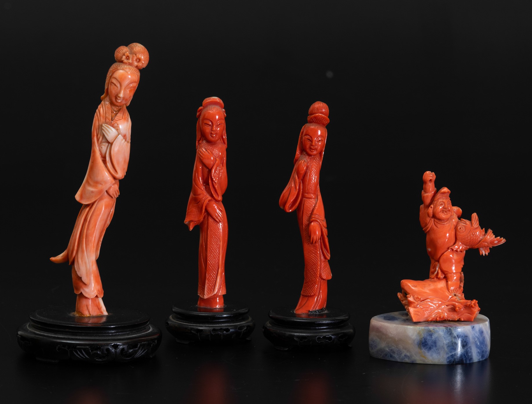 Four coral figures, China, early 1900s - Gross weight 319gr, H from 10cm to 16cm - - Image 2 of 3
