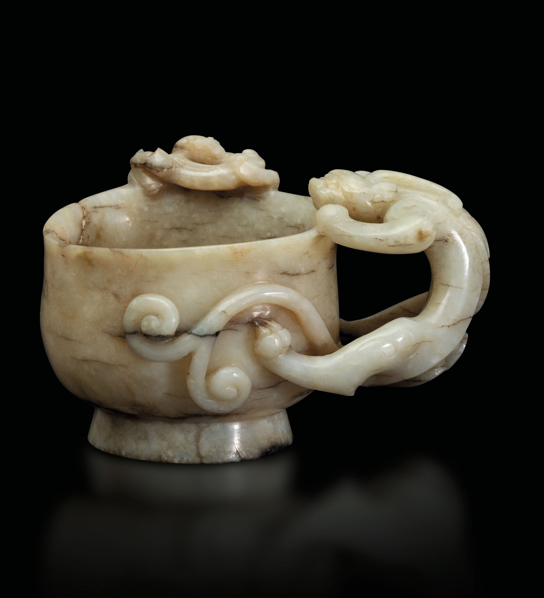 A carved jade cup, China, Ming Dynasty - 17th century. 8x9.5cm -