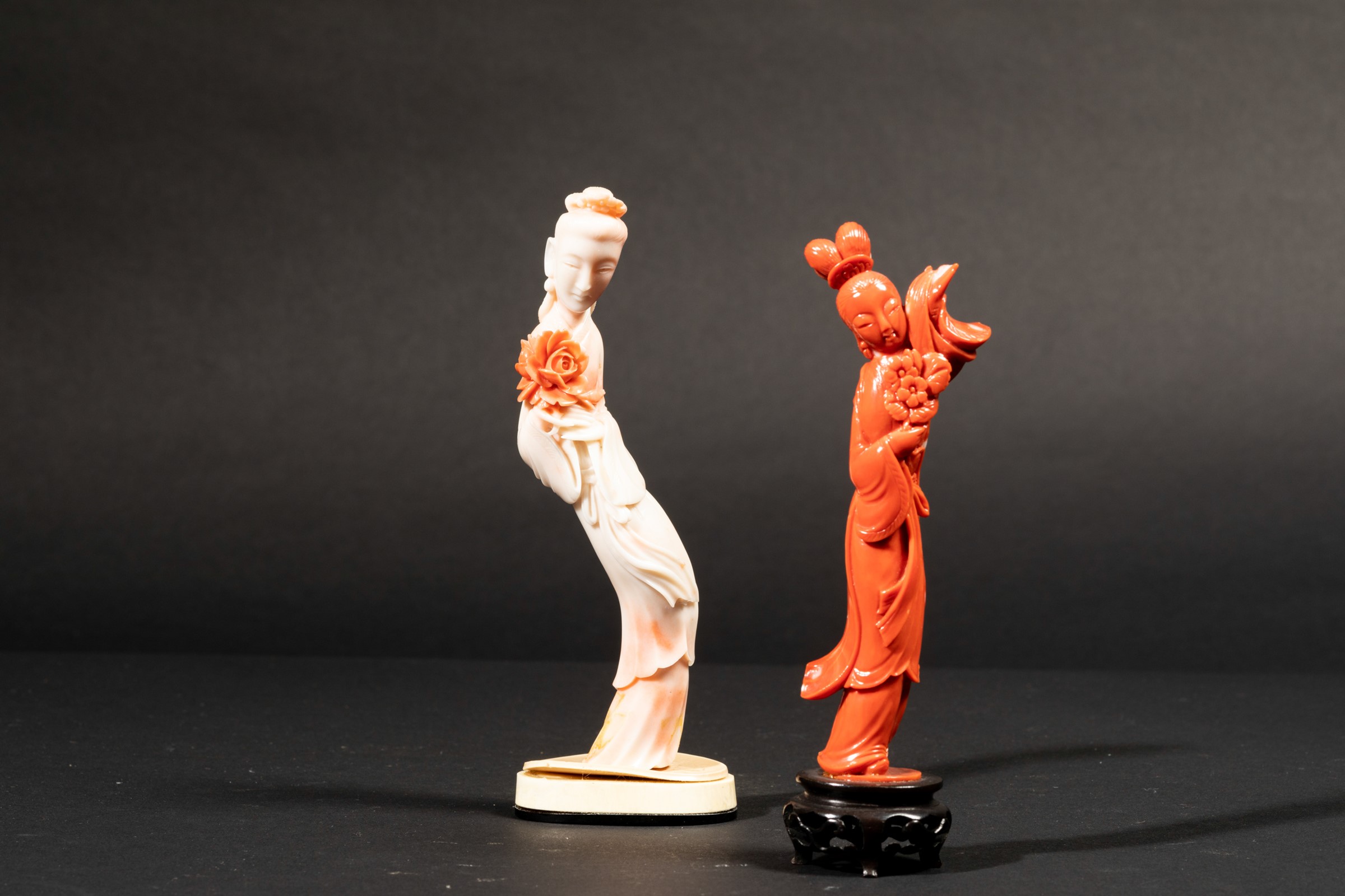 Two coral figures, China, early 1900s - Red and pink coral. Gross weight 190gr; H [...] - Image 3 of 3