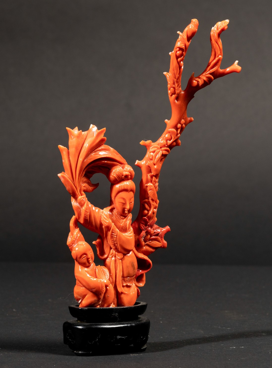 A carved red coral group, China, early 1900s - Gross weight 107gr, H 15cm - - Image 3 of 4