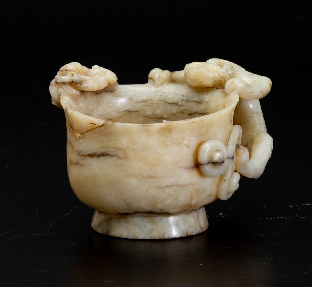 A carved jade cup, China, Ming Dynasty - 17th century. 8x9.5cm - - Image 2 of 5