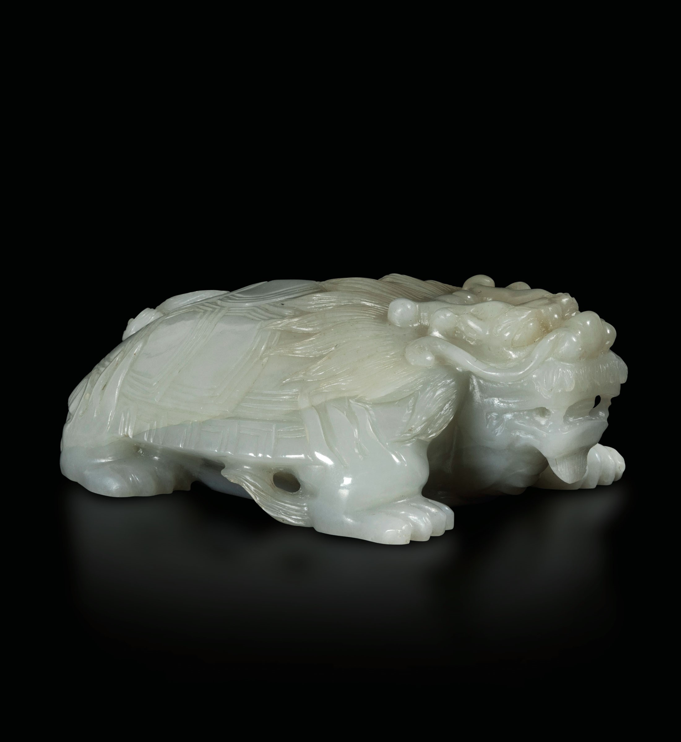 A jade dragon, China, Qing Dynasty, 1800s - 4.5x12cm -