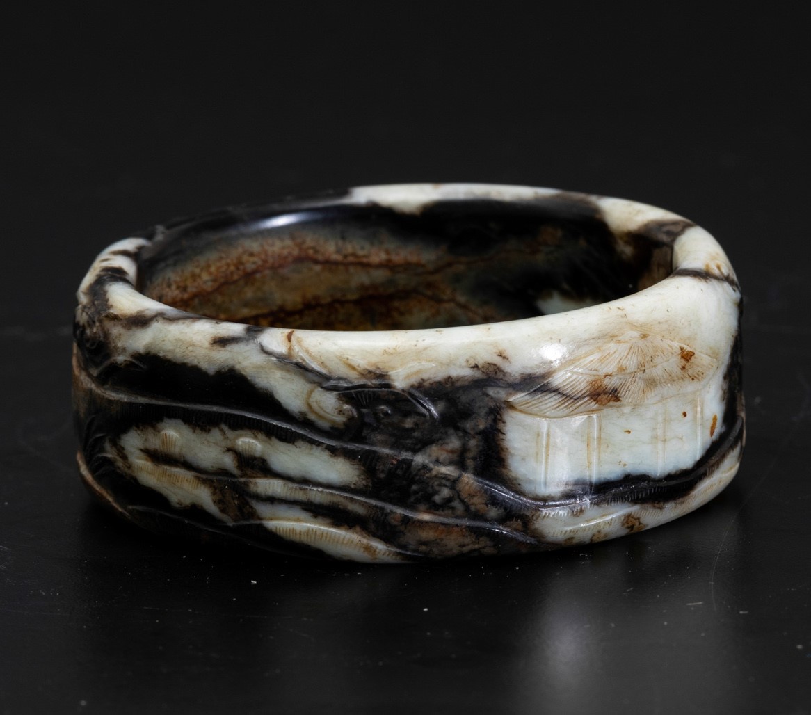 A jade and russet bracelet, China, Qing Dynasty - Qianlong period (1736-1796). Diam 8cm - - Image 3 of 4