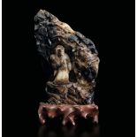 A jade and russet mountain, China, Qing Dynasty - Qianlong period (1736-1796). H 12cm -