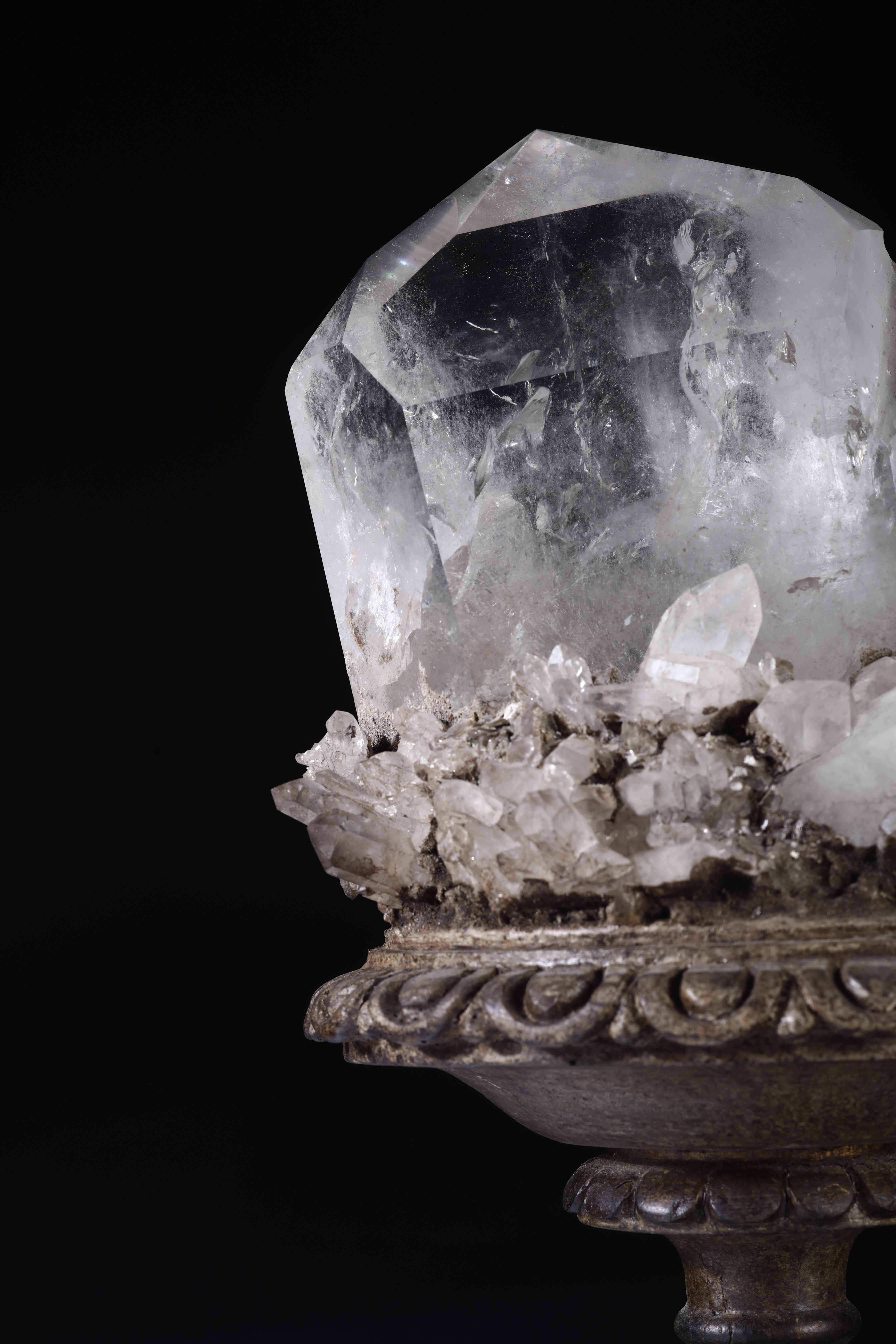 Importante cristallo di rocca su base in legno, - h cm 35 - - Image 2 of 4