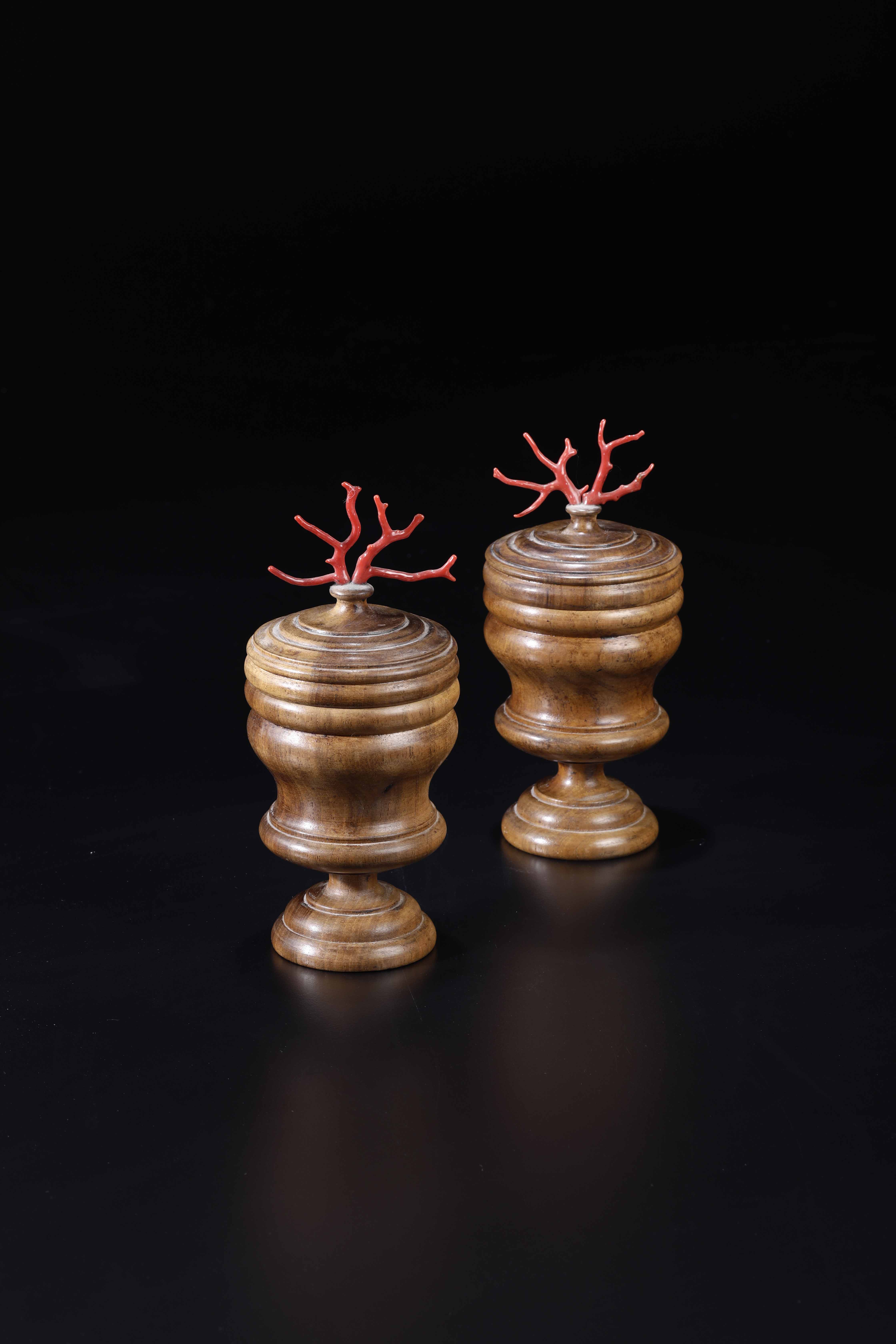 Coppia di vasetti torniti in legno di noce con coperchi e prese in corallo rosso, - [...] - Image 3 of 3